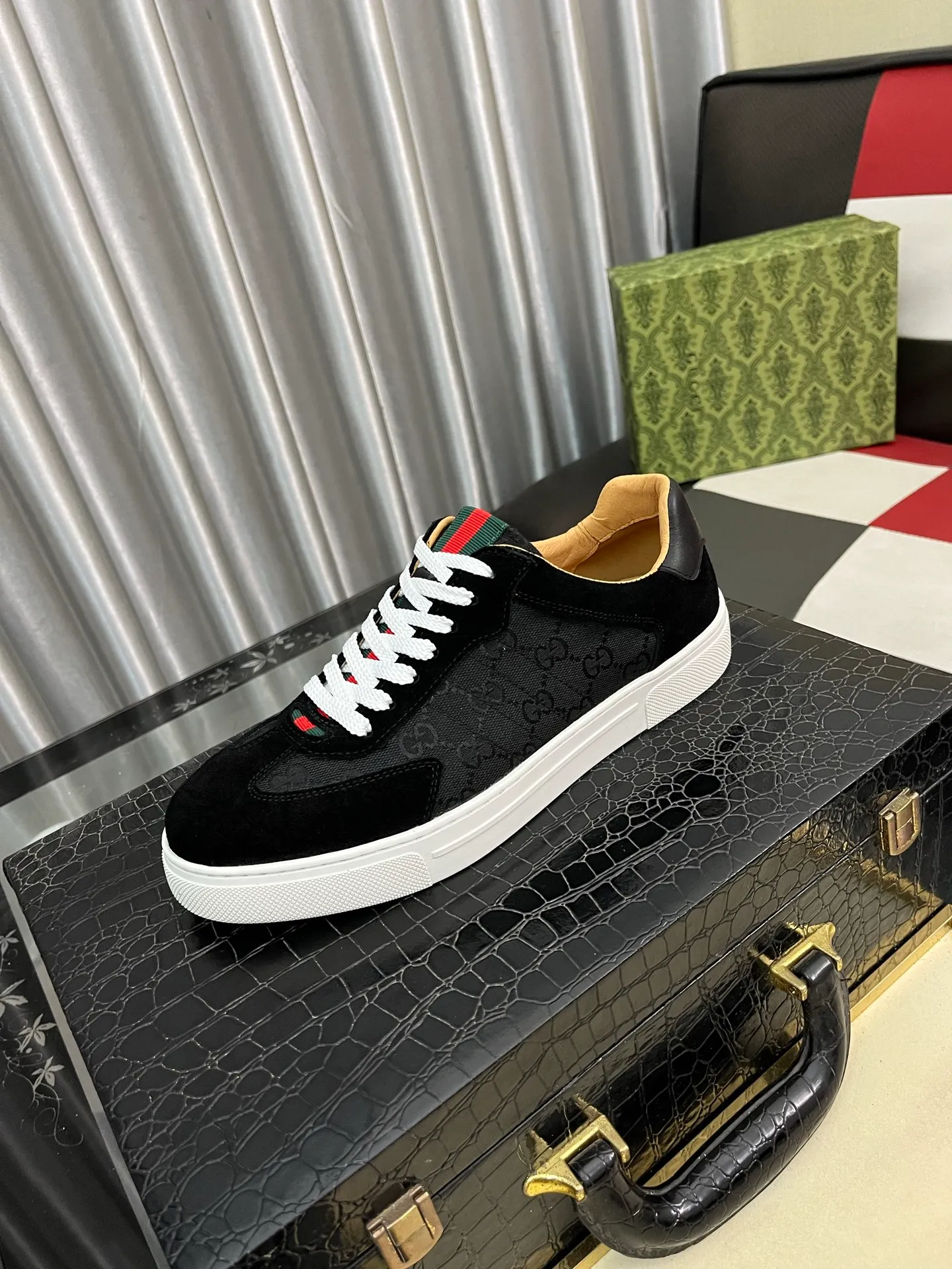 Men's shoes 💰380⌚️⌚️Gucci •Gucci original quality.~ Unique modern style sneakers. 🏃A must-have casual shoe for trendy men😍😍 Original brand imported from Italy, imported original leather, sheep lining (refuses to discolor and grind feet) Sole: Original sole provided by the original factory, French lazy style design ⚠️Fit to the feet, original quality, super comfortable original sole. Just like shooting the real thing🎬The real thing is better, code number: 38-442️⃣colors available